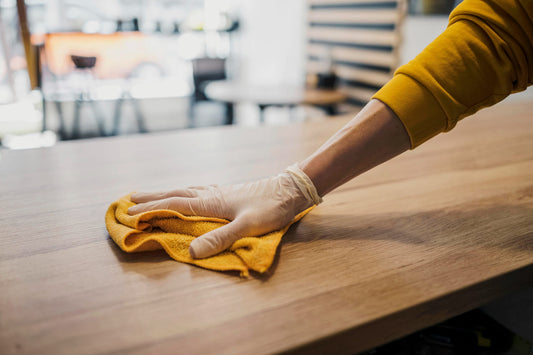 czym usunąć tłuste plamy z drewna